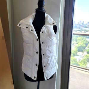 XS white sleeveless puffer jacket